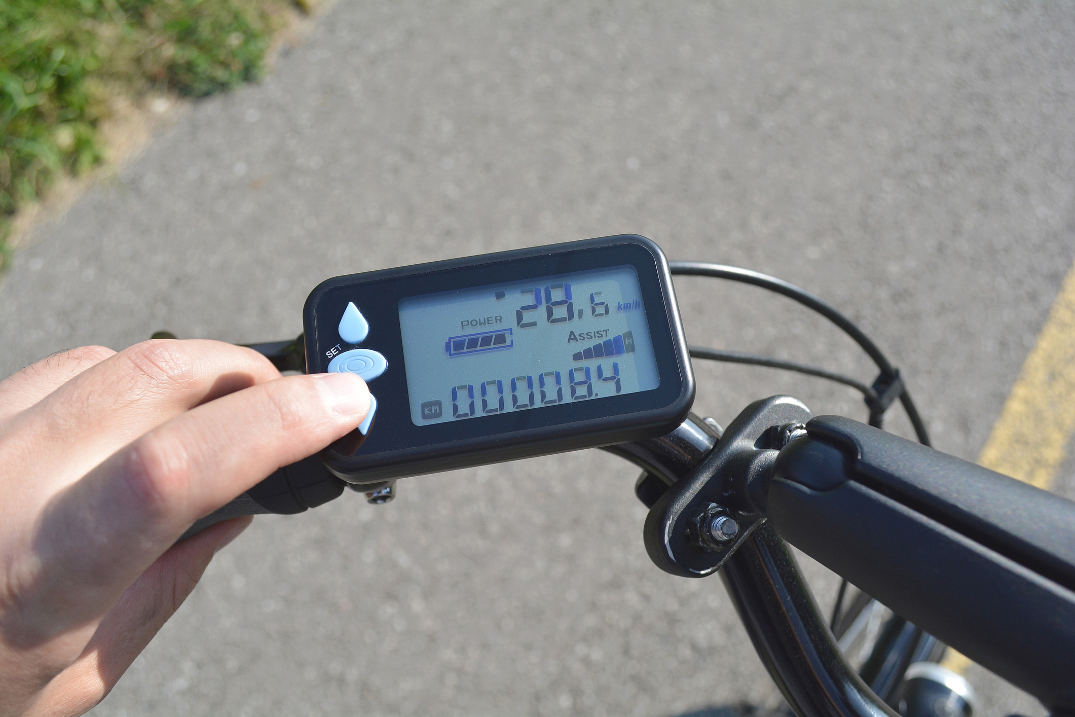 A small digital display attached to a bike